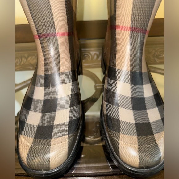 TALL CLASSIC BURBERRY RAIN BOOTS - Picture 6 of 14